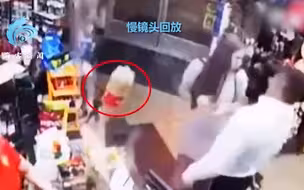 可乐掉下货架秒变凶器：弹地喷射直冲柜台 店员靠神器躲过一劫