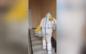 泪目！吉林女志愿者挂8桶水爬楼送物资 背影感动网友