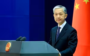 汪文斌：美国如果不放弃冷战思维和霸权心态，看谁都会是“威胁”