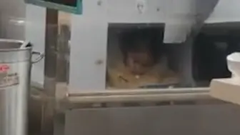 高校食堂里，小朋友在柜台下写作业