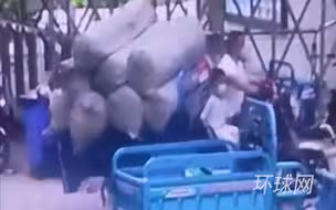 中国力量！三轮车侧翻孩子被压，众人短短几秒聚集抬车救人，这就是中国人骨子里的力量！
