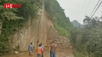四川北川墩青路发生岩体垮塌，已交通管制 正开展施工抢通