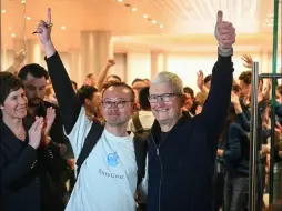 上海静安寺苹果店开业，库克亲自开门接客，有果粉彻夜排队等待