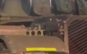 “一起等红灯的居然是战车！”台中深夜街头惊现“近百台战车” 引发民众恐慌