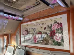 一网友分享天津一公交车内部装修，其装饰风格独特，引发网络热议。