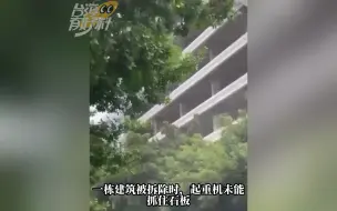 险些砸中路过汽车！迈阿密一建筑拆除时巨大石板掉落