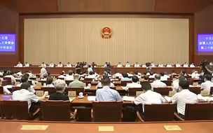 香港特别行政区维护国家安全法全票通过，现场响起热烈掌声