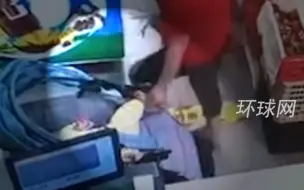 大妈不满婴儿车挡道 抠掉女婴脚皮， 被厦门警方拘留