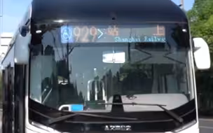 现场直击上海部分公交恢复首日：有乘客骑车4公里赶来，等车去火车站回家