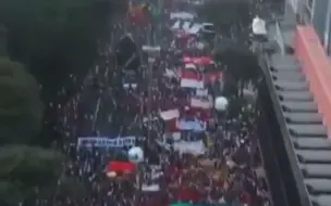 巴西爆发大规模抗议总统游行活动，数万人戴着口罩在街道上游行