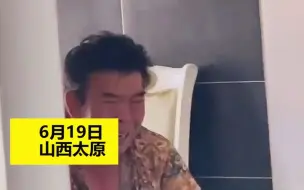 爸爸与电视内容共情，哭得非常投入