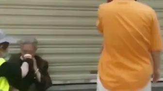 真暖心！老人晕倒被环卫扶起，商铺老板、路过的年轻人都来帮忙