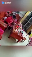 有惊无险！母亲用海姆利克法急救被噎女儿