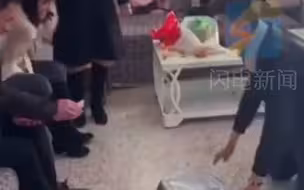 河南商丘仨女婿在盆子上给岳父磕头拜年要红包，一个比一个磕得响！