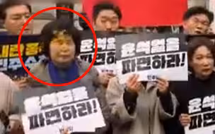 韩在野党议员遭疑似尹锡悦铁粉砸鸡蛋 “中蛋”后怒指对面人群