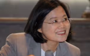 百业萧条凄惨落魄 台湾民众怒骂民进党：根本就是诈骗集团