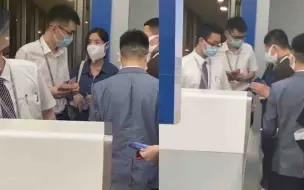 航班延误6小时后 航空公司现场向乘客补偿两百元现金