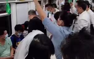 新人坐地铁去婚礼现场 车上给乘客发喜糖 喜气满车！网友：环保而有意义的婚礼！