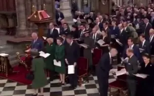 英国女王自染疫后首次公开露面，出席丈夫菲利普亲王追悼会