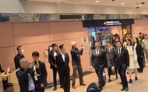 现场：大陆高校师生访问团抵达桃园机场 马龙等人现身引发欢呼