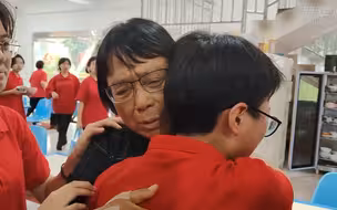 高考结束，张桂梅又躲进空教室