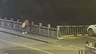 醉酒小伙欲轻生，过路司机直接“熊抱”抬走