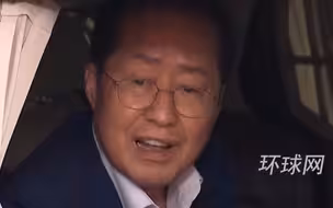 韩国一市长冒雨打高尔夫怒怼记者：这是哪个时代的法律公务员周末不能打高尔夫