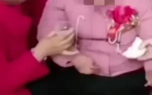 网传驻马店一未成年女孩嫁给中年男子 视频中女孩哭泣尖叫，家人用食物哄她。知情人称女孩智力有障碍，生活不能自理