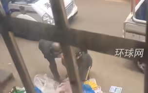 广东一高校保安疑似抢走小贩水果视频引发热议，高校回应：已成立调查组