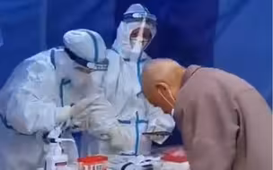 感动！八旬老人做完核酸摘帽向医护鞠躬