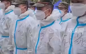 藤县空难第六天，武警官兵进场搜寻前默哀一分钟