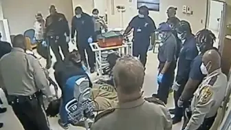 美国一非裔男子遭警察跪压后身亡，与弗洛伊德案如出一辙