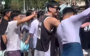 云南一高校学生集体泼水狂欢 网友：建议泼水节全国普及！