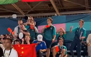 莎头对阵韩国队现场，中国球迷大哥太给力了！带外国志愿者小哥高喊“中国队加油！中国队牛！”
