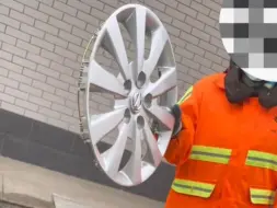宝妈感慨送娃好顺利完美停车，下一秒轮毂盖被热心大姨送上门