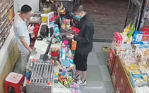 男子超市抢烟同伴开车接应逃跑， 店主追击撞上车门
