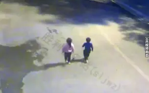 外卖小哥车流中“捡到”姐弟俩？！送回家时，妈妈竟毫不知情