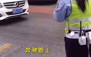 够哏儿！天津交警姐姐“相声式”指挥交通火了！网友：搬个板凳我能听一天！