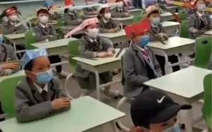 有被可爱到！杭州小学生开学头戴一米帽上课，网友：这是上课还是上朝？