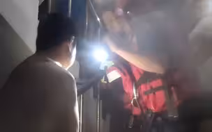 【“别怕，有我在”！】河北保定涿州永乐村积水严重，一名待产孕妇被困，保定消防紧急安排转移！