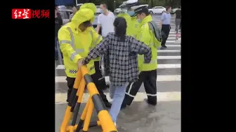 民警用脚背当垫脚石护送考生