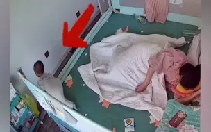 惊险一幕！天津一孩子扒着床沿不慎踩空，妈妈“神反应”一把捞起！网友：当妈的都有盖世武功