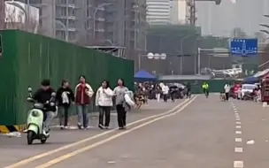大学生组团去学校附近工地外的快餐摊炫饭，13块钱管饱，好吃又实惠。
