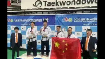 台湾选手领奖时展示五星红旗