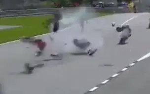 险！世界摩托车锦标赛现场骑手意外坠车 下一秒摩托被撞飞零件四散
