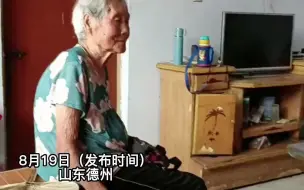 83岁奶奶给孙子孙女买衣服，两人穿上展示，等以后挣钱了也给奶奶买。