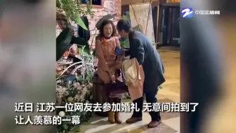爷爷给奶奶拍照亲自教她摆pose