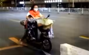兰州徐家巷社区一工作人员配送物资时电瓶车半路没电，双脚点地坚持运送一幕被记录，心疼又感动，谢谢你“志愿红”