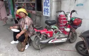 怕孩子紧张有压力，母亲瞒着儿子骑车20公里独自在考场外守候