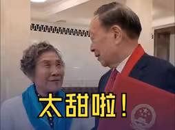太甜啦！李德仁院士获奖后呼唤人群中的夫人来拍合影：得奖有她的功劳！